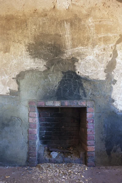 오래 된, 소박한 벽난로 — 스톡 사진