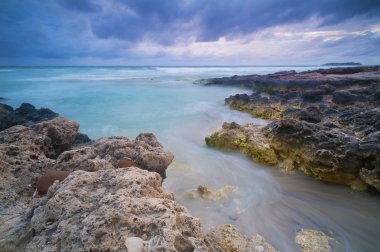 Bulutlu engebeli kıyı şeridi