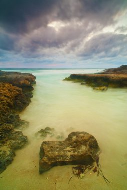 Kayalık engebeli kıyı şeridi