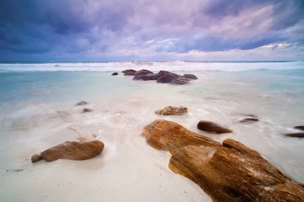 Bulutlu engebeli kıyı şeridi