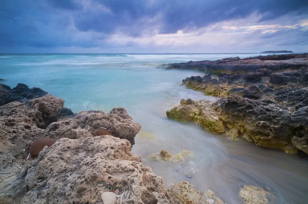 Bulutlu engebeli kıyı şeridi