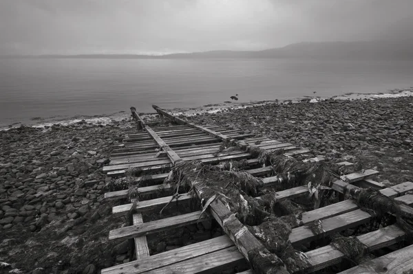 Tekne izler suya gidiyor