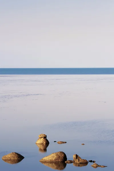 Kayalar ile sakin deniz manzarası
