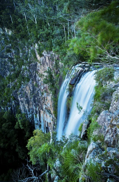 Yüksek şelale bir uçurumun üzerinde