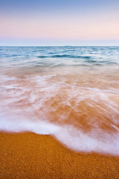 Wave Washing Up en la orilla —  Fotos de Stock