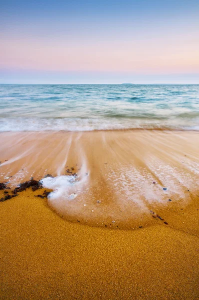 Wave Washing Up en la orilla — Foto de Stock