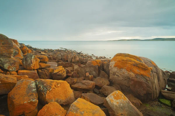 Turuncu kayalık sahil şeridi