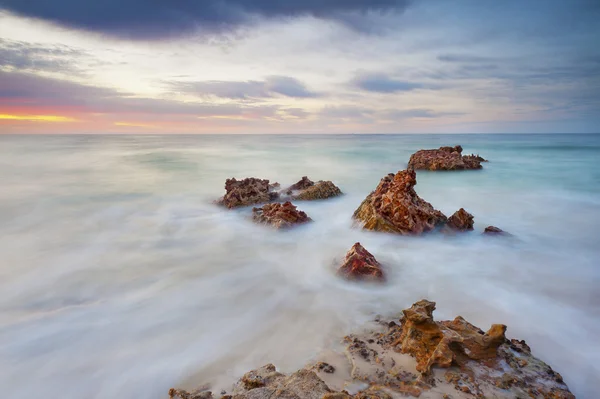 Seascape rochoso duro — Fotografia de Stock