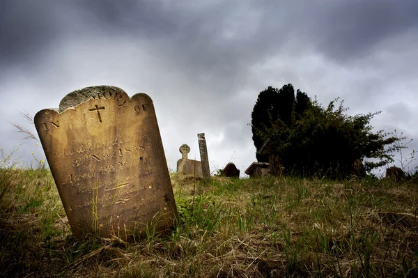 Mezar taşı ile ürkütücü mezarlığı