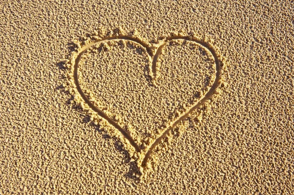 Kuma çizilmiş bir aşk kalp