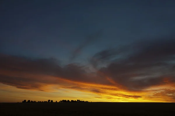 Ländlicher Sonnenuntergang auf dem Land — Stockfoto