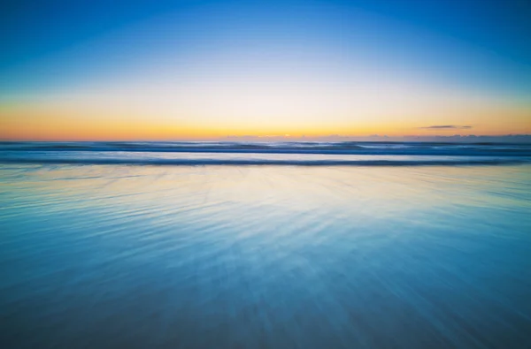 Horizon sobre um azul, oceano calmo — Fotografia de Stock