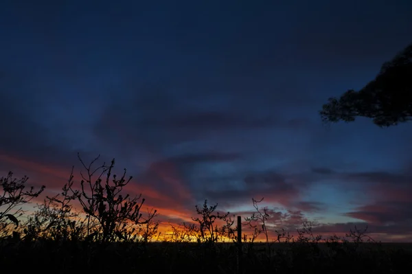 Pôr do sol rural no país — Fotografia de Stock