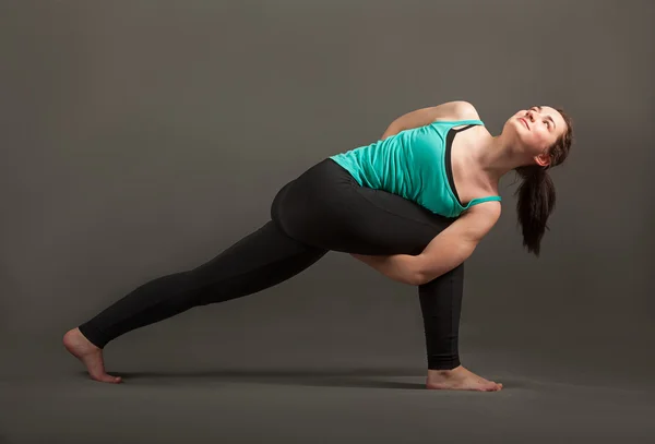 Kvinnan gör yoga virabhadrasana — Stockfoto