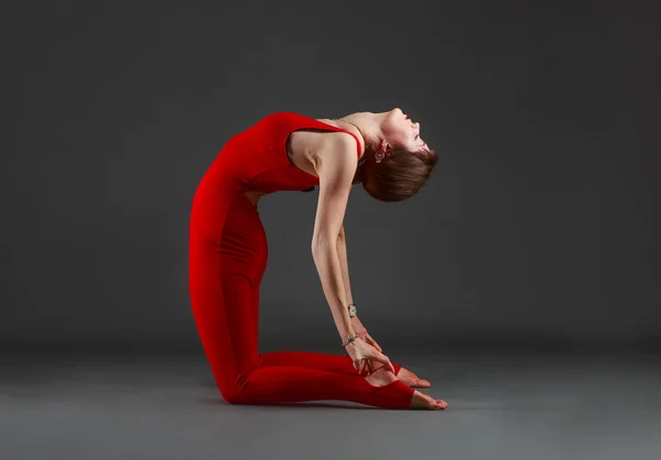 Donna che fa yoga ushtrasana — Foto Stock