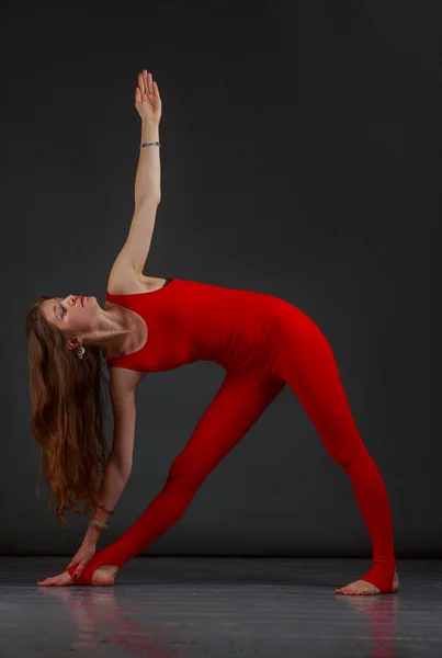 Donna che fa yoga Trikonasana — Foto Stock