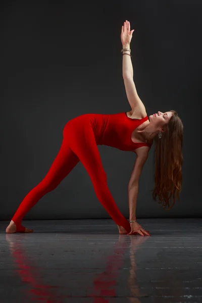 Parivritta-trikonasana yoga — Stockfoto