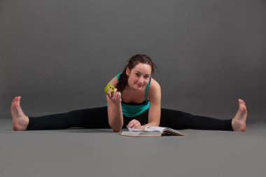 güzel kadın Yoga upavishta konasana yapıyor