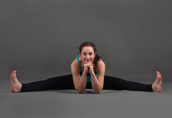 Hermosa mujer haciendo yoga upavishta konasana — Foto de Stock