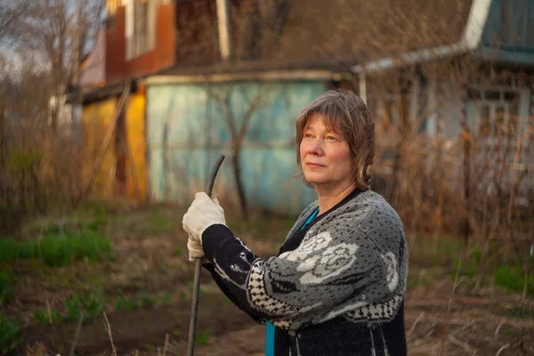 Vrouw uitgevoerd op het platteland — Stockfoto