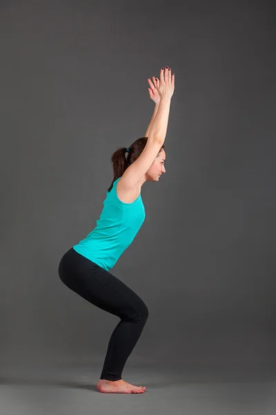 Hermosa mujer haciendo yoga utkatasana — Foto de Stock