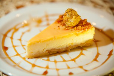 Karamel ile lezzetli peynirli kek