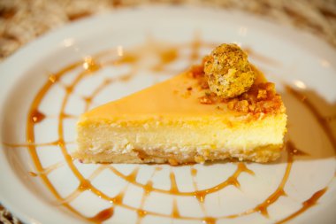 Karamel ile lezzetli peynirli kek