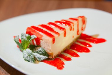 çilek ve nane plaka ile lezzetli peynirli kek