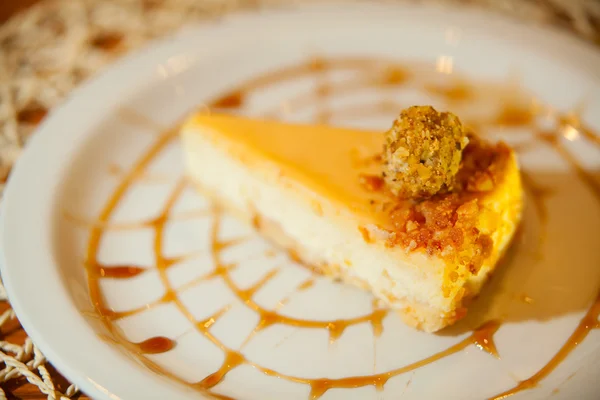 Delicioso cheesecake com caramelo — Fotografia de Stock