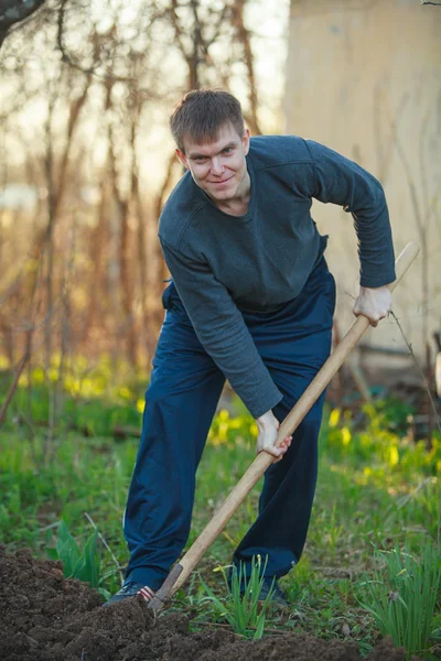 Knappe man graven — Stockfoto