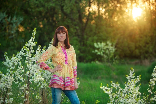 kadın gülümsüyor ve mutlu