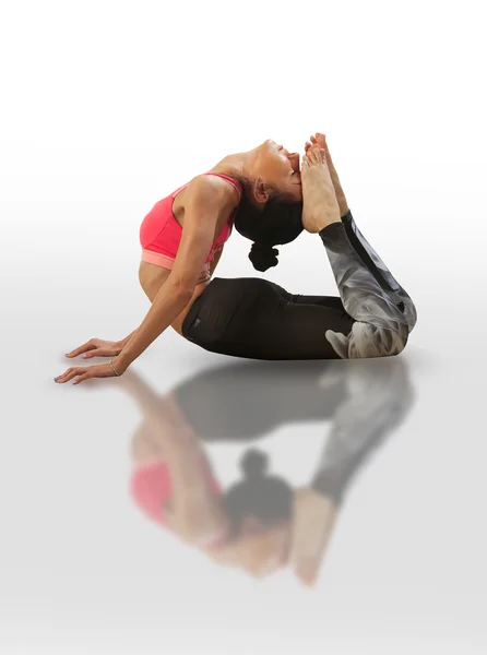 Yoga kapotasana yapıyor kadın — Stok fotoğraf