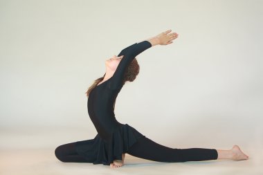 Yoga yapan kız.