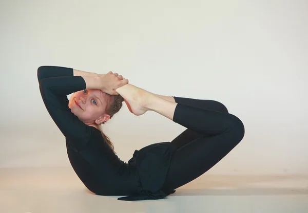 Flicka som gör yoga — Stockfoto