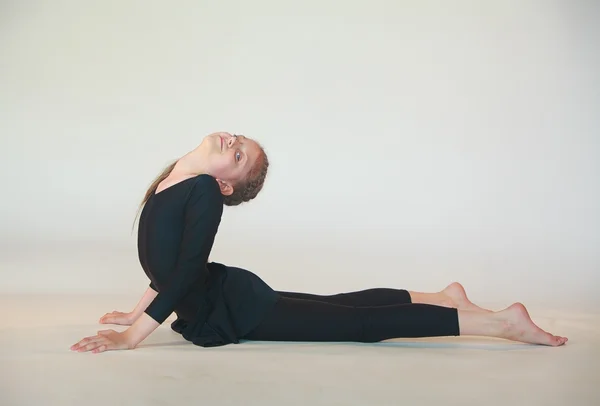 Chica haciendo yoga — Foto de Stock