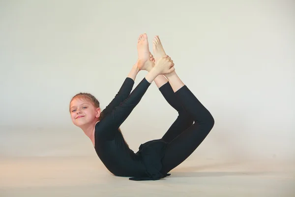Menina fazendo ioga — Fotografia de Stock