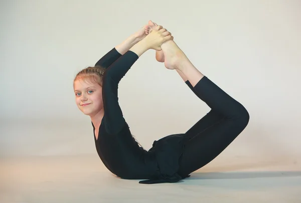 Girl doing yoga — Stock Photo, Image