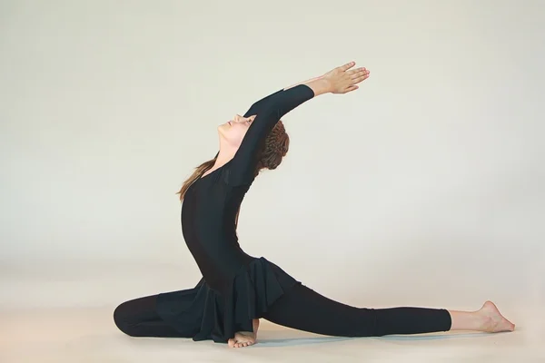 Chica haciendo yoga —  Fotos de Stock