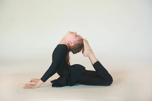 Menina fazendo ioga — Fotografia de Stock