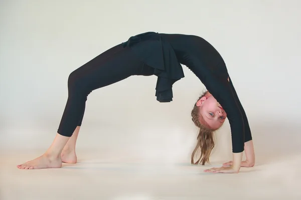 Meisje doet aan yoga — Stockfoto