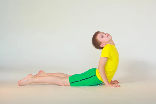 Bhudzhangasana ヨガの子供たち — ストック写真