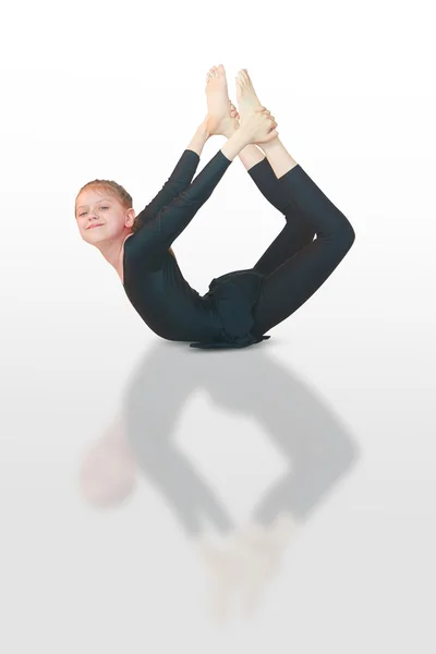 Dhanurasana yoga niños — Foto de Stock