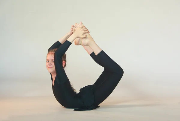 Dhanurasana yoga niños — Foto de Stock