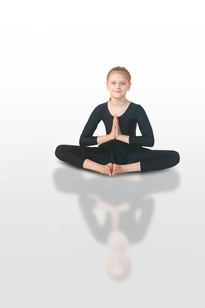 Kleines Mädchen meditiert — Stockfoto