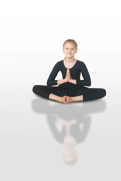 Ragazzina meditando — Foto Stock