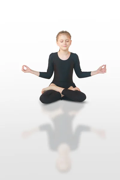 Küçük kız meditasyon — Stok fotoğraf