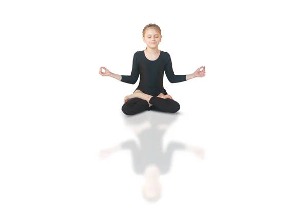 Маленькая девочка медитирует — стоковое фото
