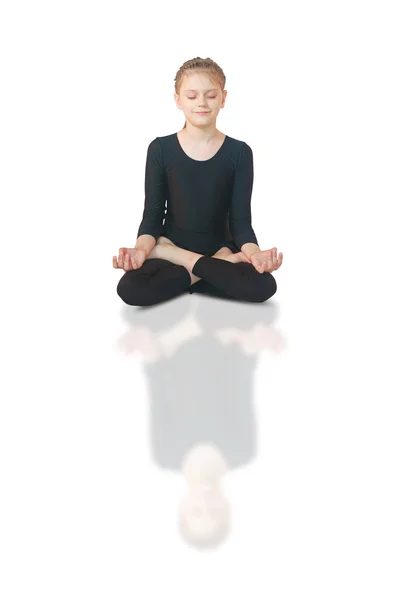 Küçük kız meditasyon — Stok fotoğraf