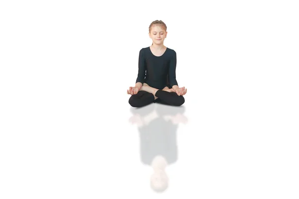 Ragazzina meditando — Foto Stock