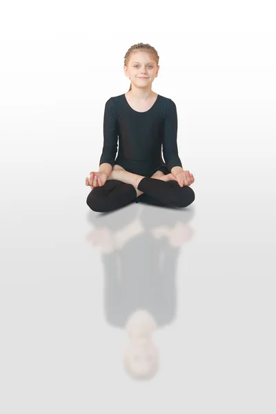 Ragazzina meditando — Foto Stock